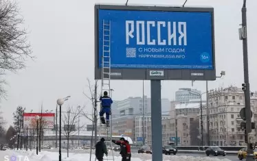 Работници свалят под полицейски надзор билборд с опозиционни послания, инсталиран от екипа на Навални.