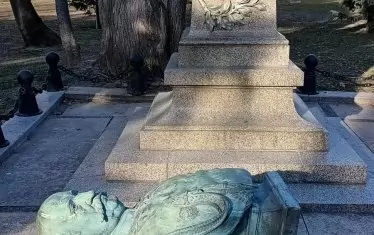 Паметникът на граф Игнатиев във Варна осъмна демонтиран