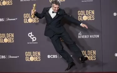 Марк Ръфало демонстрира най-бурната радост на церемонията, макар да няма индивидуална награда.