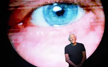 Джорджо Армани, който тази година навършва 90, се представи с далеч по-класическа колекция.