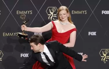 Сара Снук и Киърън Кълкин се радват на наградите си за "Наследници".