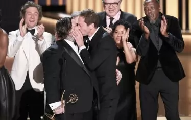  Екипът на "Мечката" триумфира в комедийните категории.