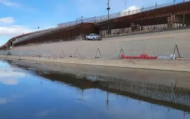  На практика - в градските части по границата вече има три реда преградни съоръжения