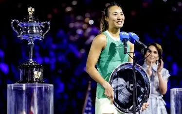 Подгласничката Джън Цинуън позира с възпоменателния трофей по време на церемонията по награждаване.