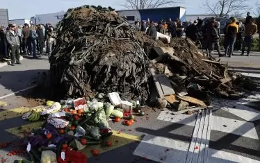 Френски производители изсипват продукция по пътищата в събота.