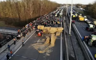 Белгийски фермери трупат слама по магистралата за Намюр вчера.