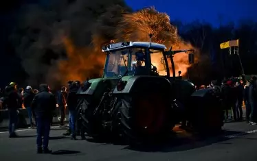 Гуми горят снощи в Белгия.