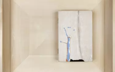  "Облаци" върху дървена плоскост.