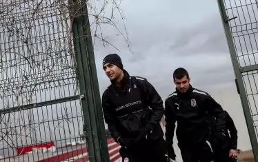 Капитанът на "ЦСКА 1948" Ивайло Чочев извежда отбора за първото занимание за годината.