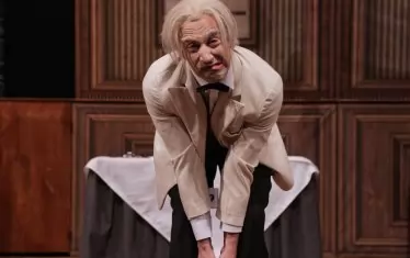 Неузнаваемият Любомир Ковачев като стария сервитьор Алфи.