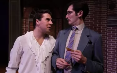 Александър Григоров (вдясно) и Мартин Желанков в сцена от спектакъла.