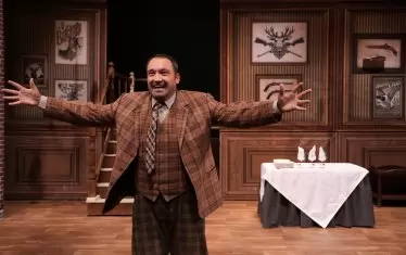 Боби Турбото - слуга на двама господари.