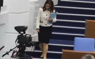 Атанасова съвсем спокойно се настани сред останалите депутати.