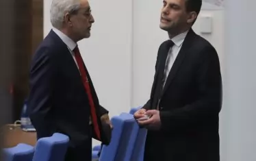 А Белазелков трябваше да чака специално разрешение, за да бъде допуснат в залата.