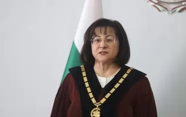 "От всеки конституционен съдия се изисква да спазва принципите на безпристрастност, независимост и обективност, за да отговаря на високите стандарти на професионализма на Конституционния съд, какъвто е бил до момента и какъвто трябва да се запази за в бъдеще", каза в словото си преди клетвата председателката на съда Павлина Панова.  