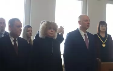 Председателите на двете върховни съдилища - Георги Чолаков и Галина Захарова, и на парламента - Росен Желязков дойдоха на клетвата.
Всеки орган, който избира конституционни съдии, си носи отговорността, коментираха след клетвата Захарова и Чолаков.