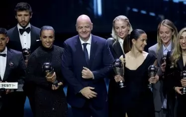 Президентът на ФИФА Джани Инфантино позира с част от призьорите след края на церемонията в Лондон.