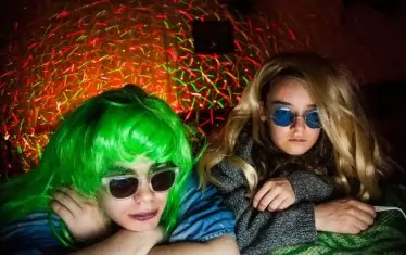  Ярки багри в приглушения полумрак.