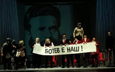  Времената все не са за поезия, а за сатира...