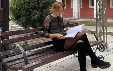  Бъдещата Жулиета за пореден път прехвърля текста на Шекспировата творба.