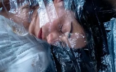  Дениза Павлова е непознатото момиче.