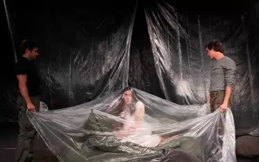  Героите на Александър Тонев (вдясно) и Перо откриват непознатата.