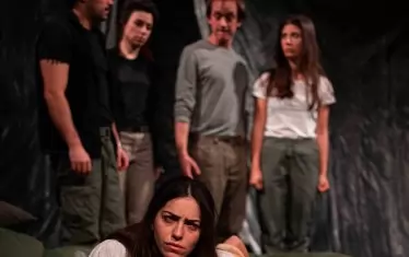  Всички се чудят как непознатата е попаднала при тях и какво иска.