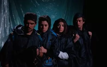  Четиримата другари пристигат в усамотената планинска вила.