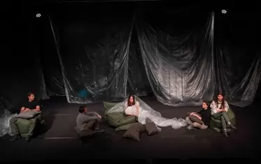  Сцена от спектакъла "Нахлуване"