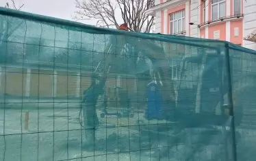 Багер руши пресния бетон край къщата паметник във Варна