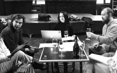  Работата започва с четене на маса: в центъра - режисьорката Теодора Лилян.