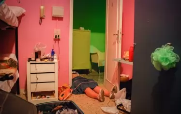  В самоубийствени пози...