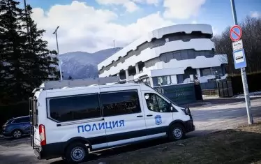 Пред сградата на футболния съюз имаше превантивно екип на полицията по време на заседанието на Изпълкома, въпреки че отвън не чакаха недоволни фенове.