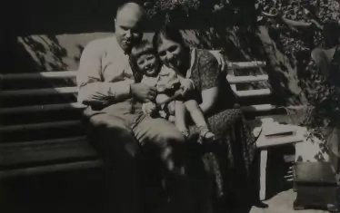 Петко Стайнов заедно със семейството си