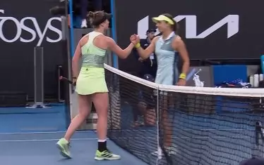 Виктория Томова (вдясно) поздравява Елина Свитолина на мрежата след последната точка в мача им от II кръг на АО 2024.