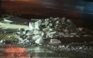 Паднали отломки по уличното платно.