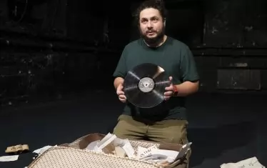  Хубавата музика също е в списъка на героя.