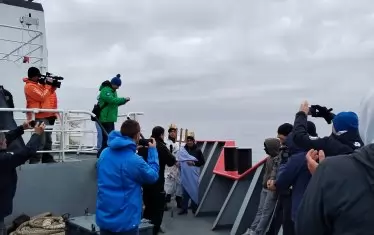  Импровизирано тържество при пресичане на 60-тия паралел. 