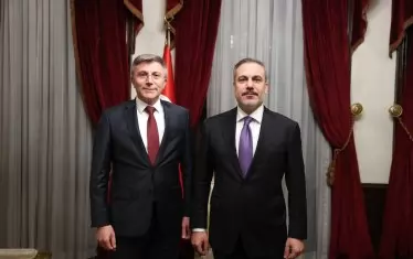 Турският външен министър изненадващо се срещна с Карадайъ
