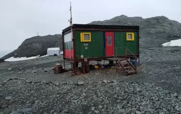 Най-старата постройка на базата - легендарното Куцо куче. 