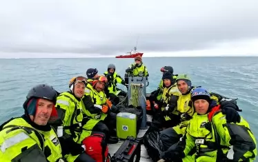 На лодката зодиак. 