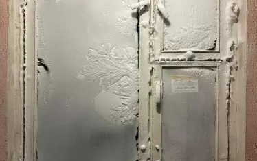 Прозорци в едно от жилищата без ток и парно в Подолск