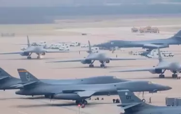 Няколко B-1B Lancer в американска военна база