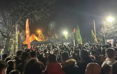  Опашките на входа - снимка на анонимен потребител във "Фейсбук".