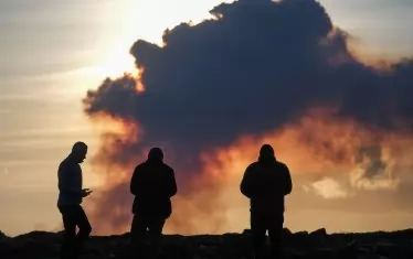 Изригнал вулкан подпали къщи в Исландия