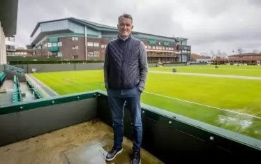 Нийл Стъбли позира усмихнат в "Ол Ингланд Клъб".