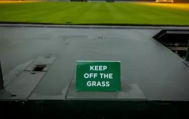 Табела "Не стъпвай върху тревата" е поставена непосредствено пред "едно от най-внимателно обгрижваните парчета земя на света".
