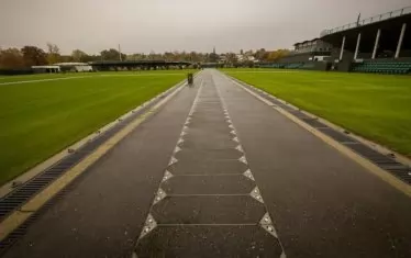 Пустата алея между външните кортове.