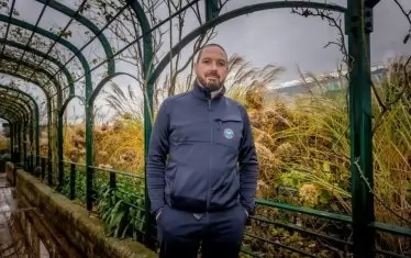 Мартин Фалкънър в беседката с розариума.