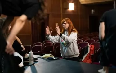  Режисьорката Веселка Кунчева обаснява концепцията си.